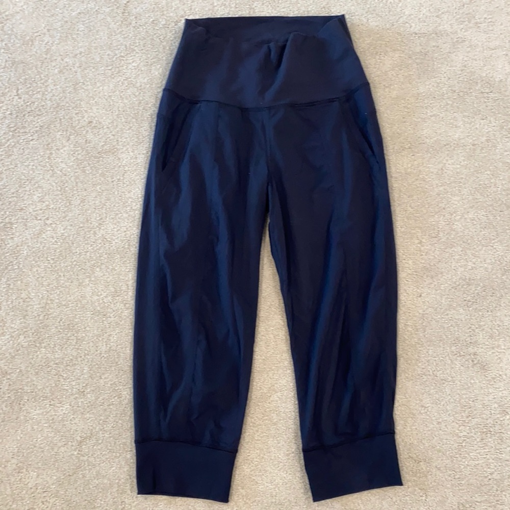 LULULEMON CROPPED BLUE JOGGERS